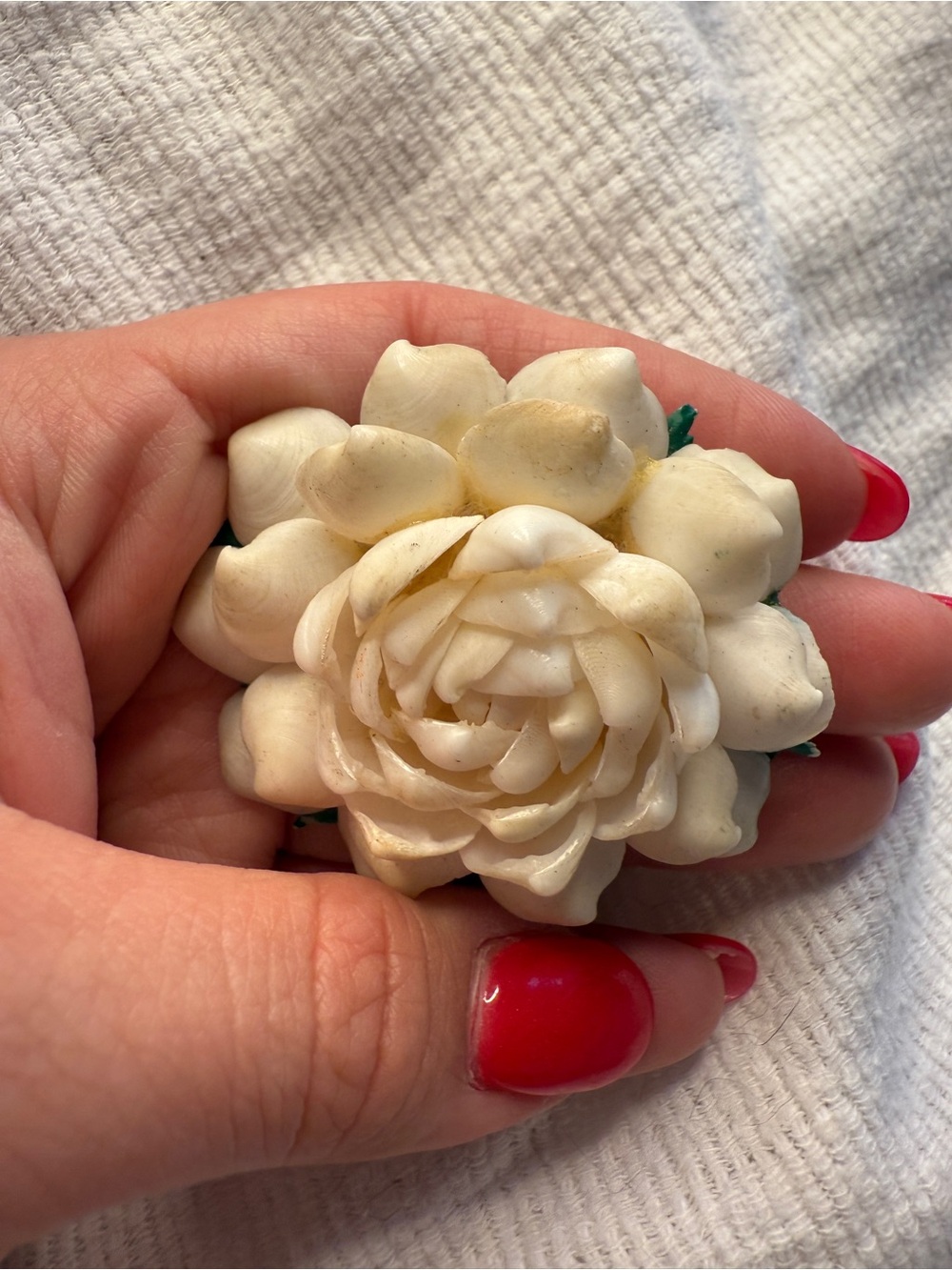 Vintage 1950s Shell Tiki Romantic Brooch - Picture 2 of 7